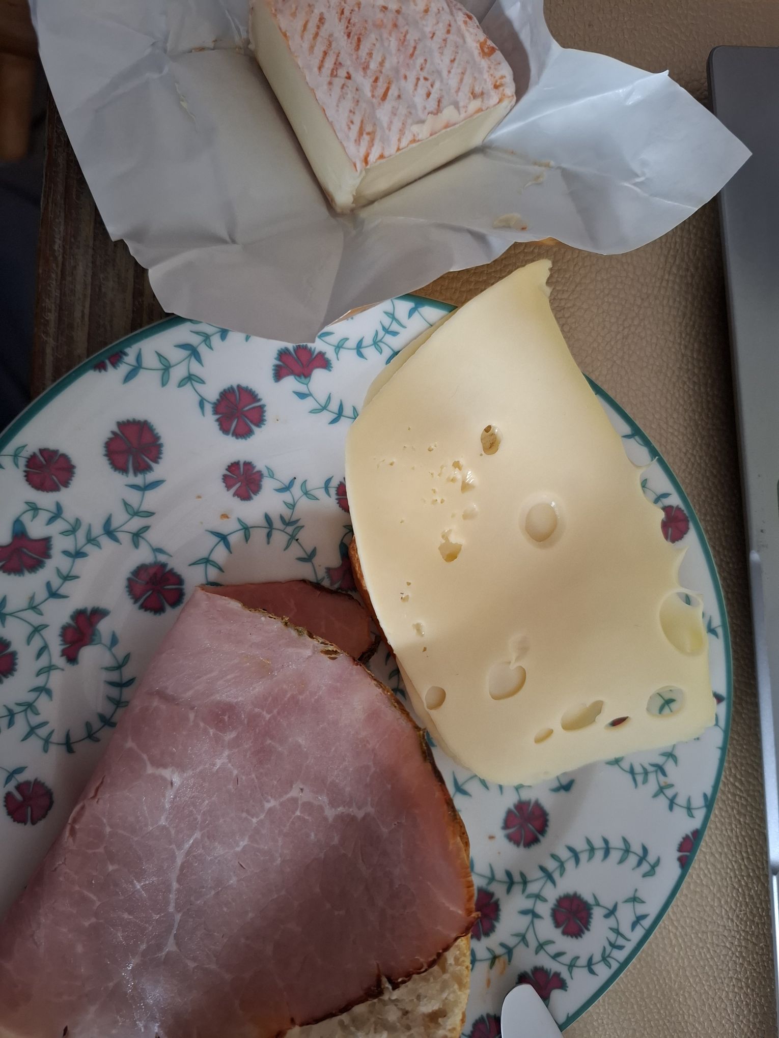 Das Frühstücks-Dilemma: Gemütliches Nest oder Gastro-Stress? 🍳☕️