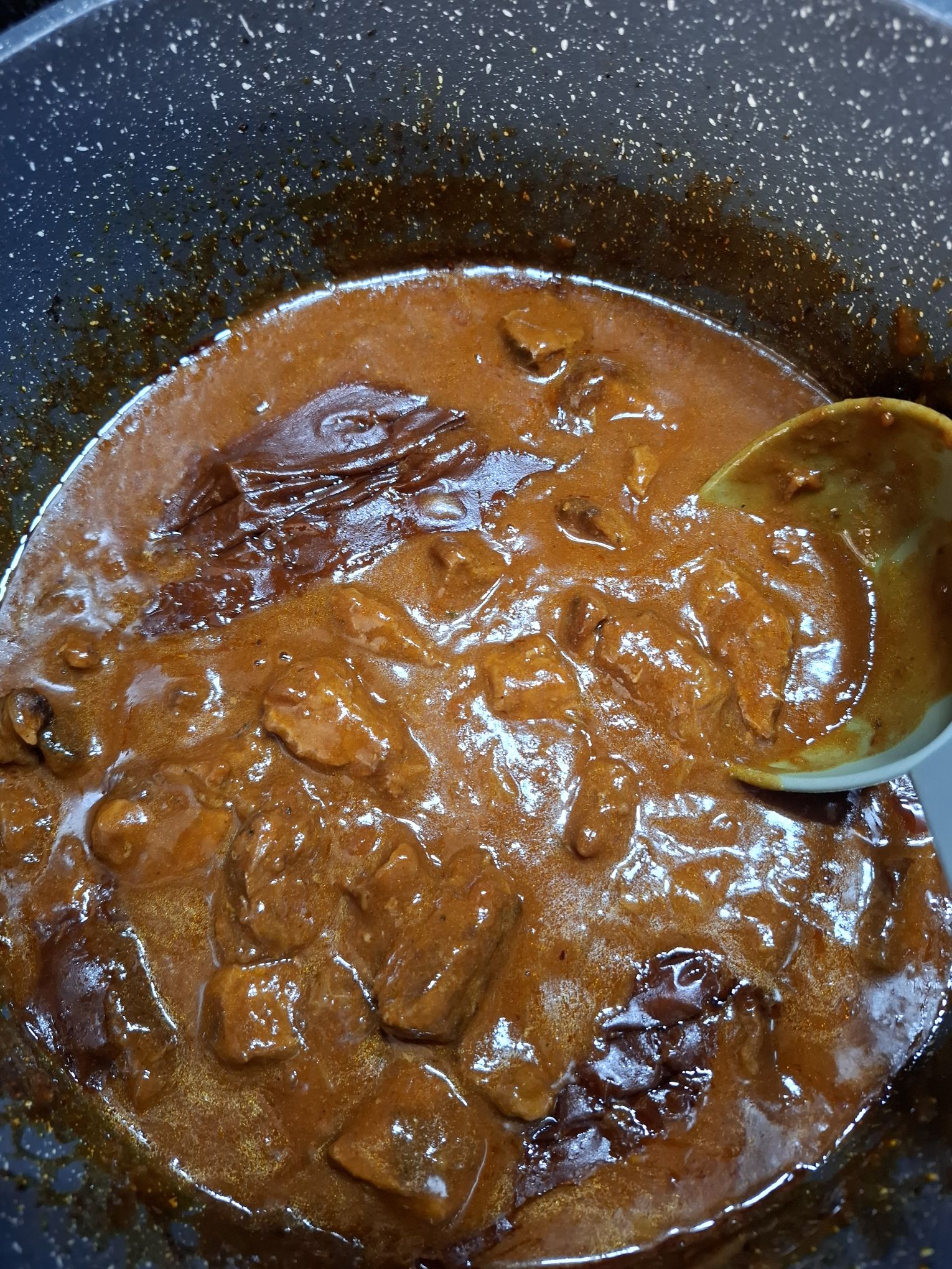 Gulasch mit Nudeln – lecker, vollwertig und von Deutschen heiß geliebt!